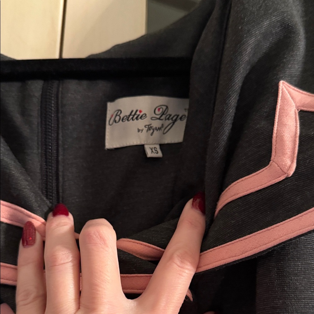 Bettie Page Grey Dress with Pink Details - Picture 5 of 10